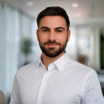 KI-generiertes Porträt von Ibrahim Cetinkaya, Inhaber von MIZ OFFICE