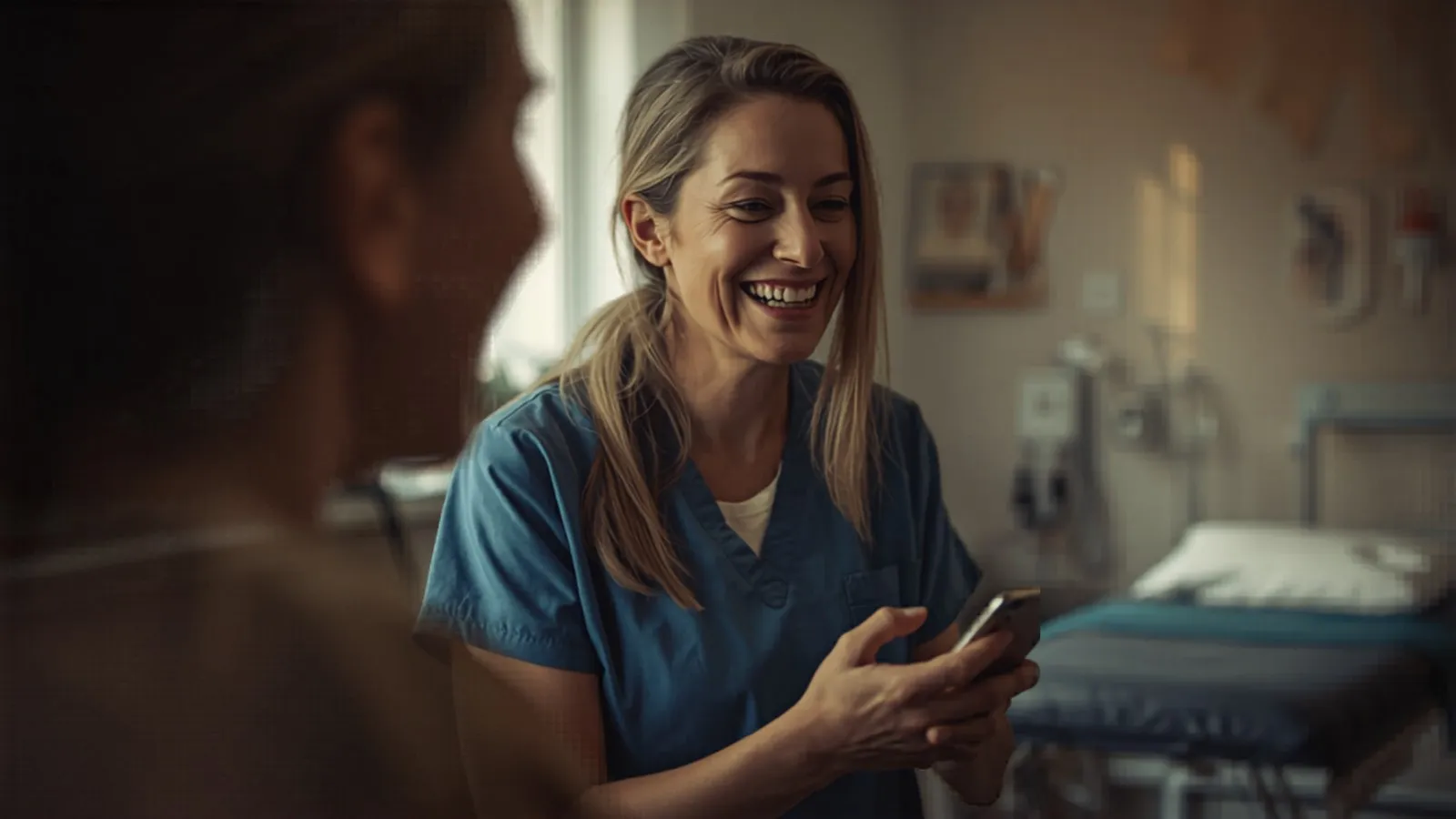 Physiotherapeutin freut sich über eine Online-Terminanfrage auf ihrem Smartphone